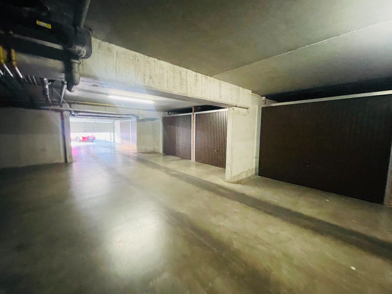 Brugge Sint-Michiels , ruime garagebox te koop in net gebouw. foto {{pictureIndex}}
