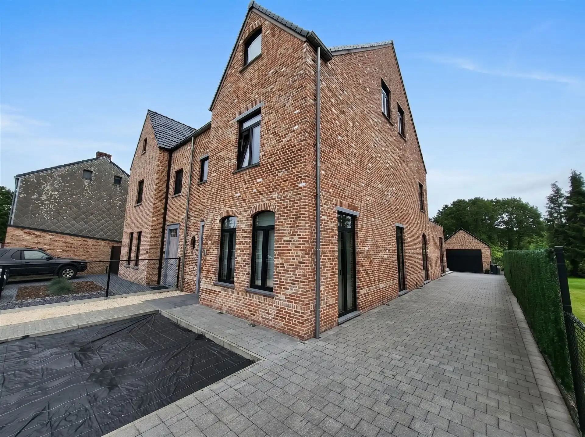 Stijlvolle halfopen pastorijwoning met praktijkruimte, 4 slaapkamers, garage en zonnige tuin op bijna 10 are foto 2