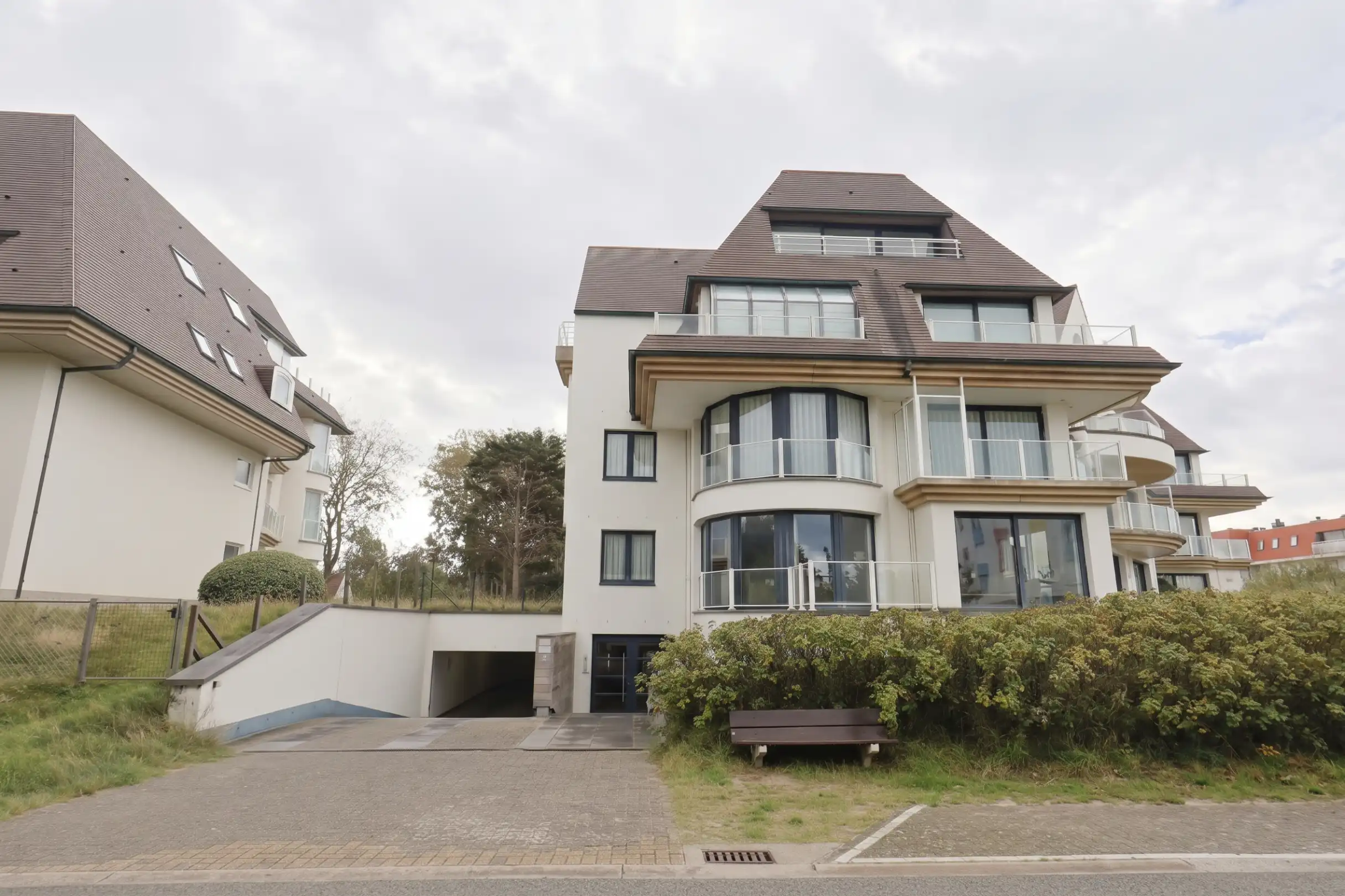 Ruime garage in Residentie Eden Garden foto {{pictureIndex}}