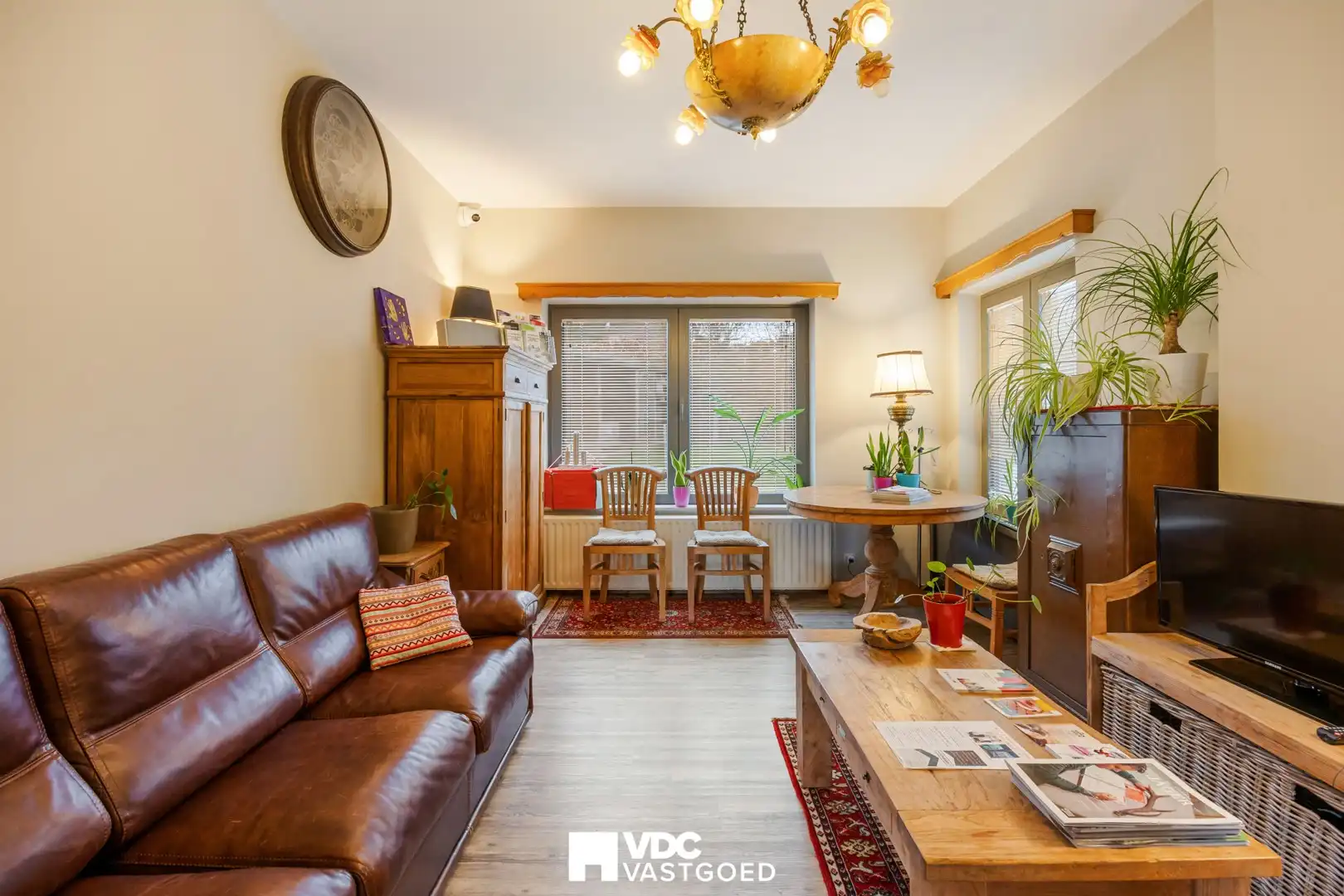 Ruime villa met praktijkruimte of extra woonruimte, zicht op bloesemweide en perceel van 1.745 m² foto 15