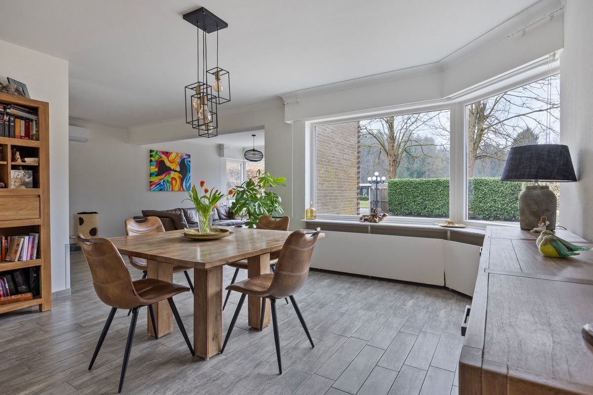 TIJDLOZE PAREL IN HET GROEN - STIJLVOL GERENOVEERDE VRIJSTAANDE WONING MET PRAKTIJK- OF BUREAURUIMTE OP RUIM PERCEEL VAN 13A31CA. foto 2