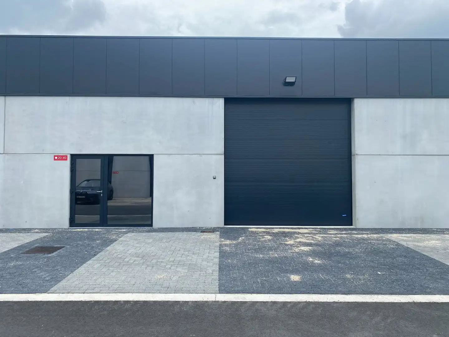 Loods van 337 m² te huur in bedrijvenpark Melkerij (Evergem-Sleidinge) foto {{pictureIndex}}