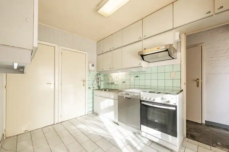 Kloeke te renoveren stadswoning met 4 slaapkamers, inpandige garage in centrum Kortrijk TE KOOP foto 8