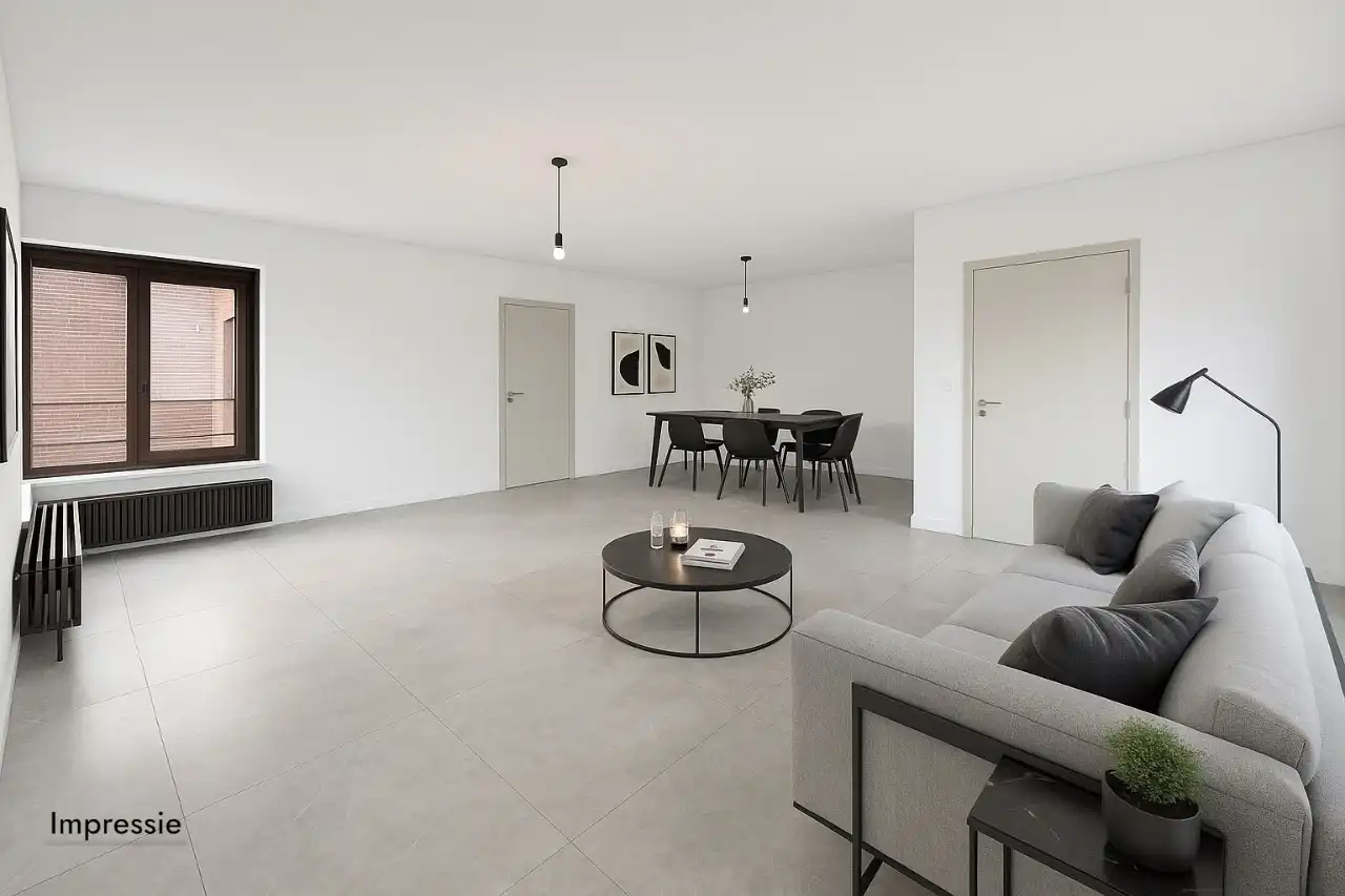 Halfopen woning met ruime tuin foto 3