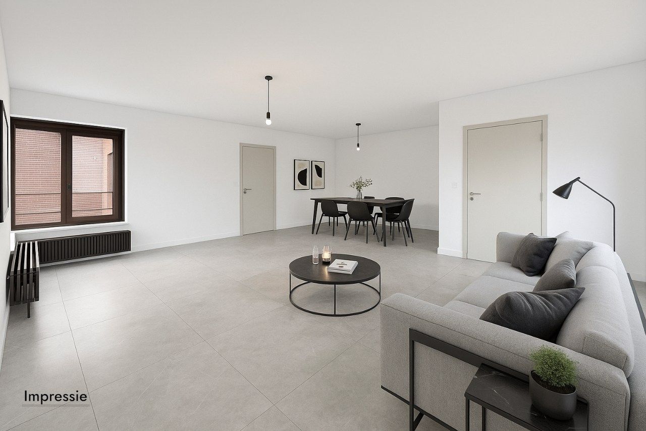 Halfopen woning met ruime tuin foto 3