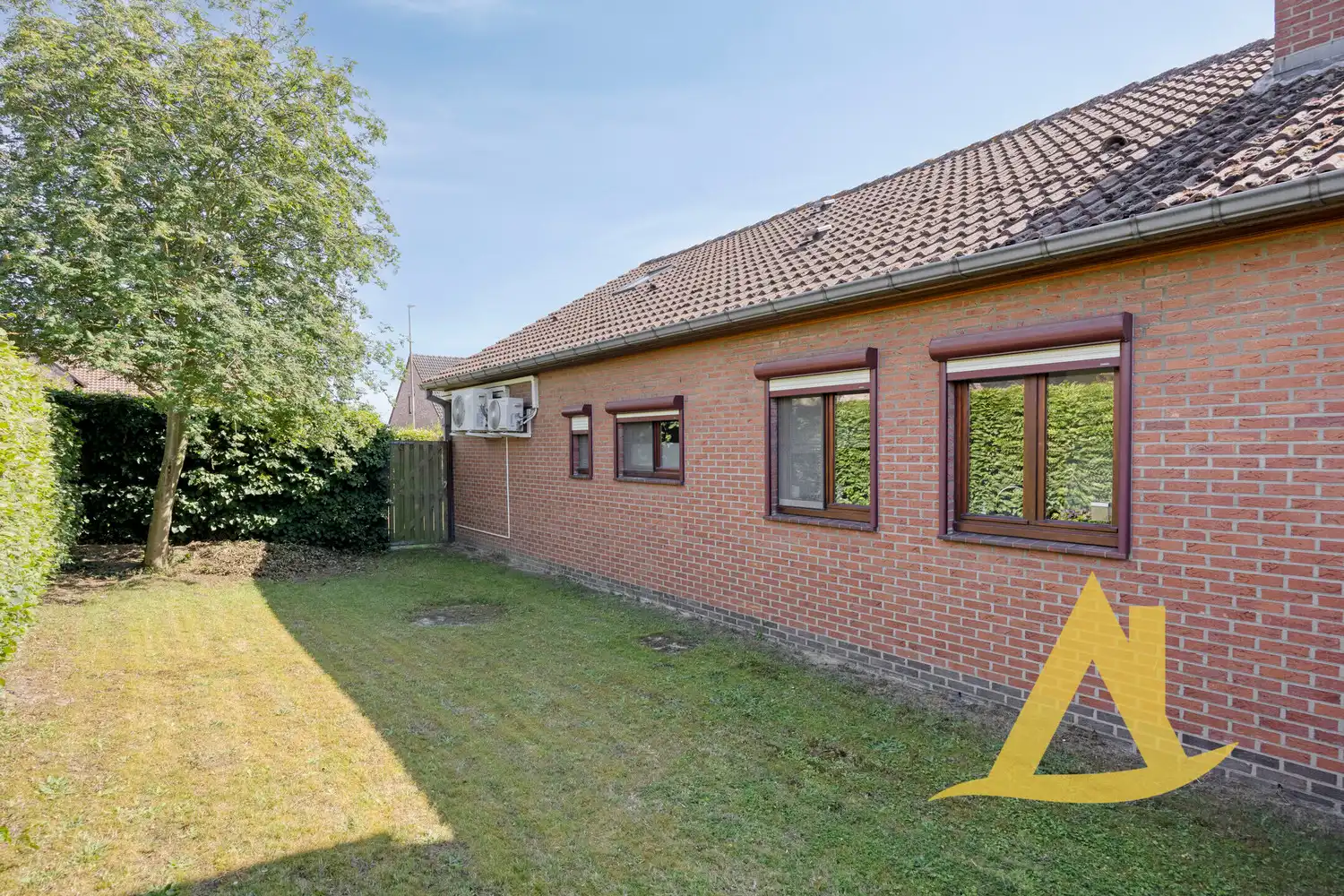 RUSTIG GELEGEN, INSTAPKLARE WONING MET TUIN RONDOM EN RUIME OPRIT foto 12