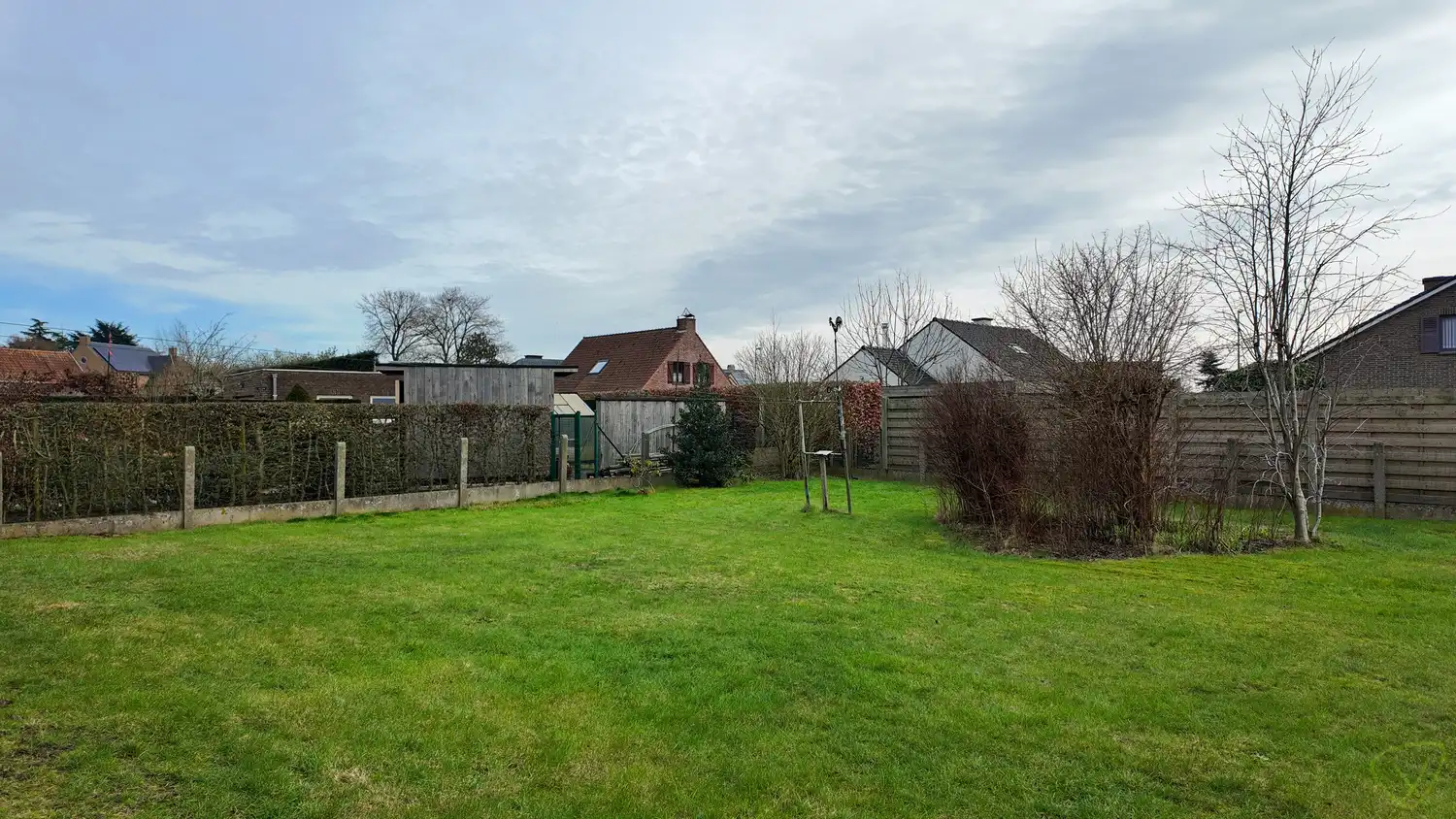 Ruime gezinswoning met grote tuin te huur in Zomergem! foto 11