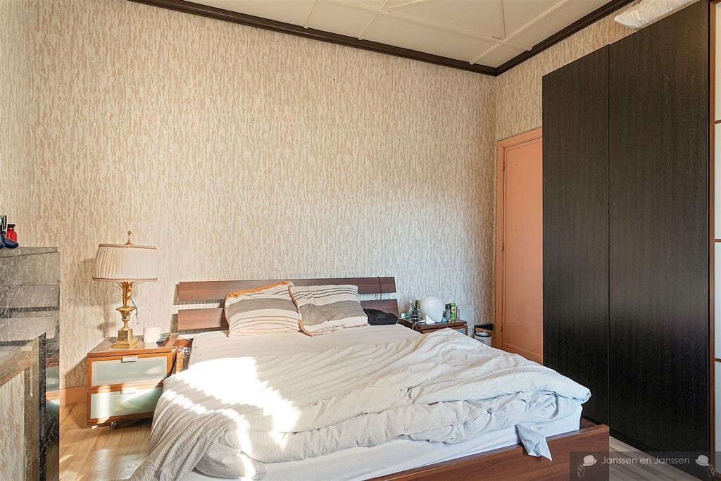 Zeer ruim huis met hoge plafonds, tuin en vier slaapkamers foto 18