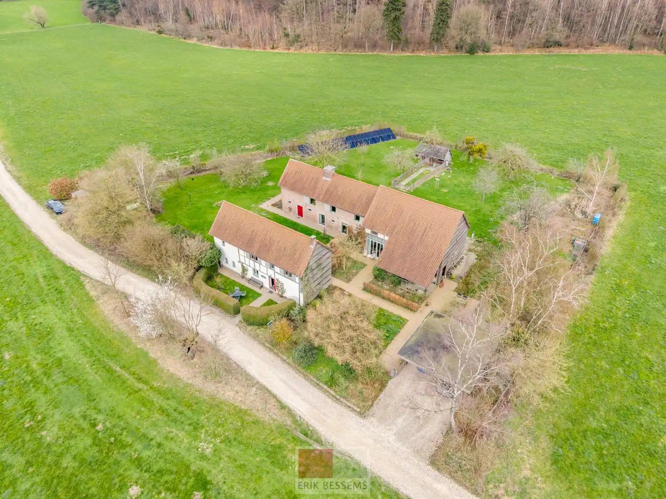 Een zeer karaktervol woonerf van maar liefst 3996 m² met bijzondere uitstraling, bestaande uit een prachtige hoofdwoning (voormalige schuur en stallen) en een charmant vakwerkhuis. foto 68