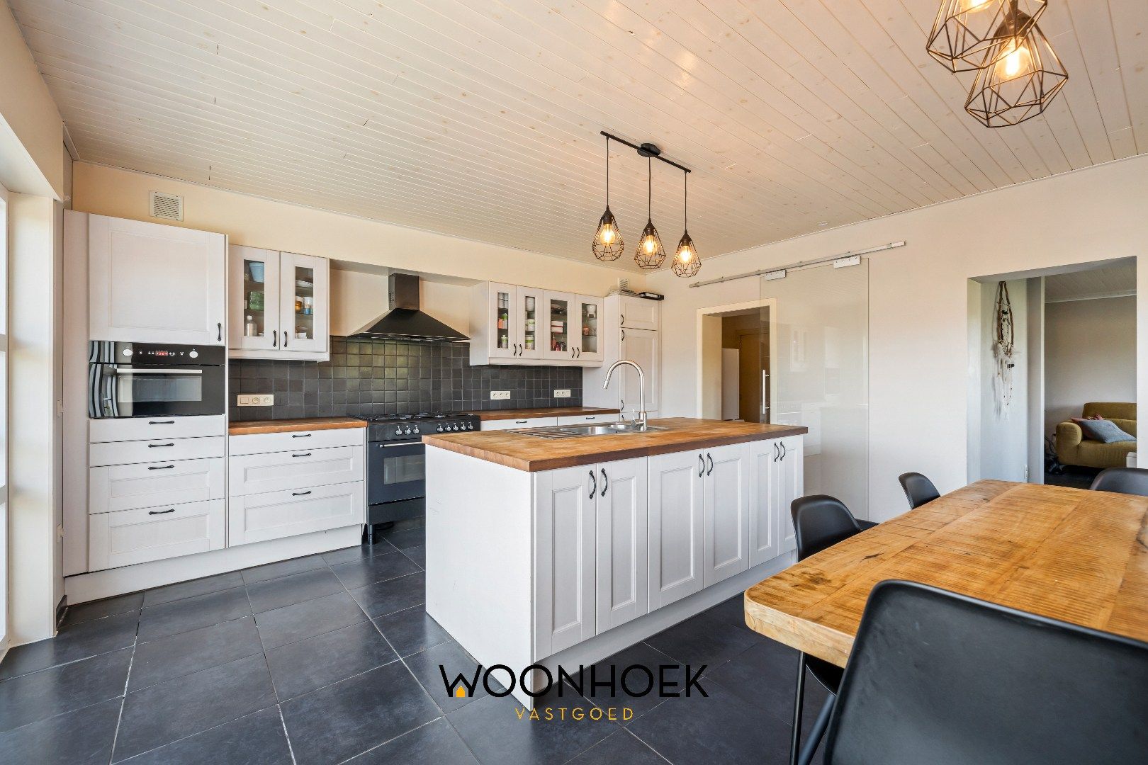Ruime 4 slaapkamer woning met fraai aangelegde tuin te Lokeren!  foto 2