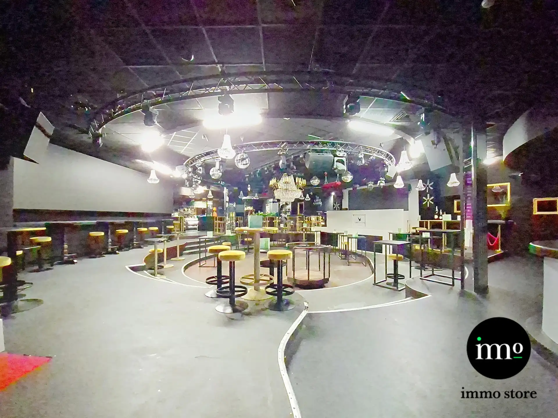 Nightclub met 4 bars en veel meer! foto 5