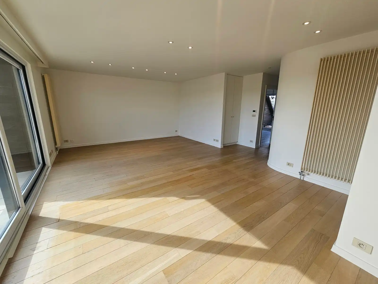 Lichtrijk duplex appartement met 2 slaapkamers en dubbele garage! foto 3