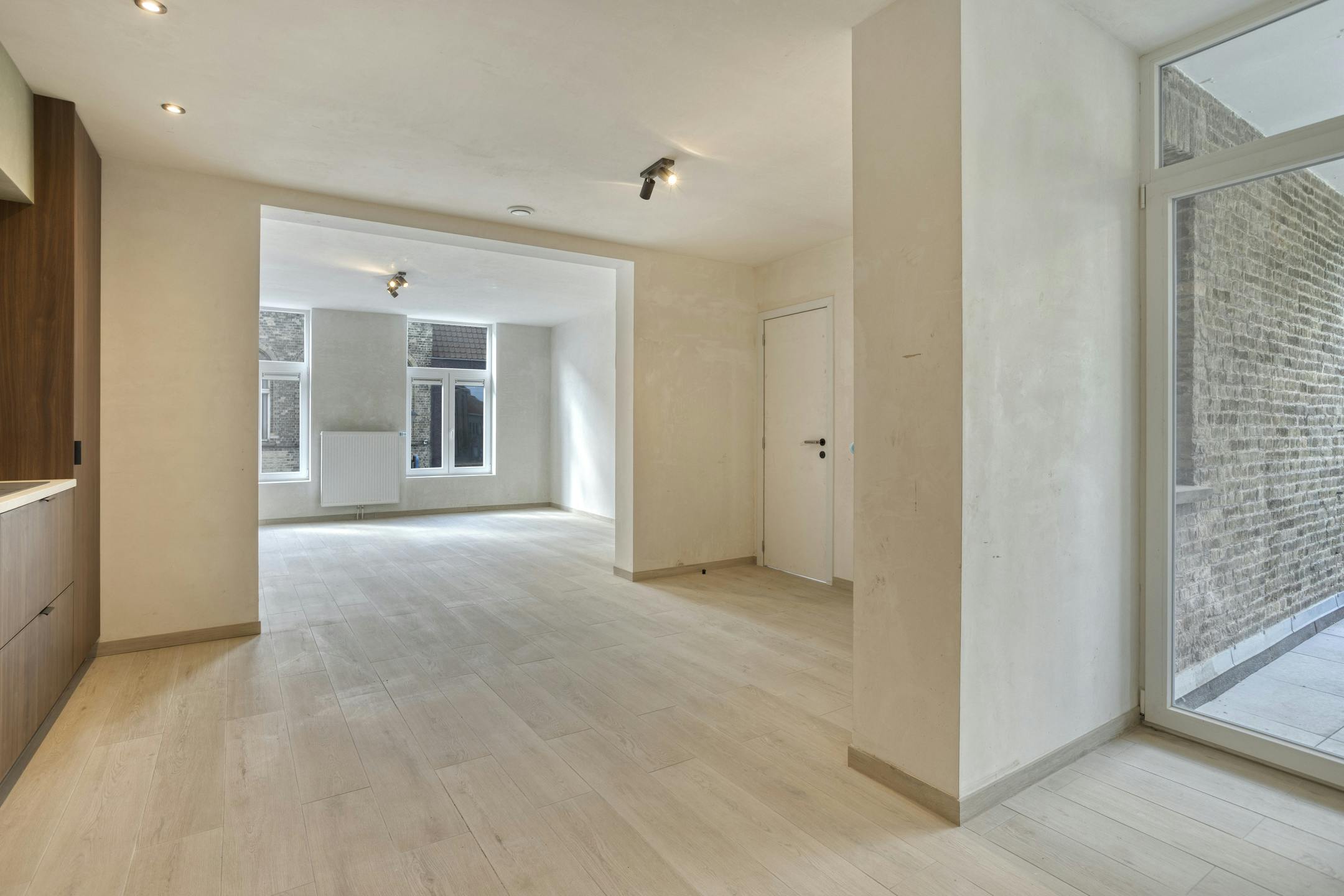 Pand met 2 gerenoveerde appartementen en winkel te Veurne. foto 7