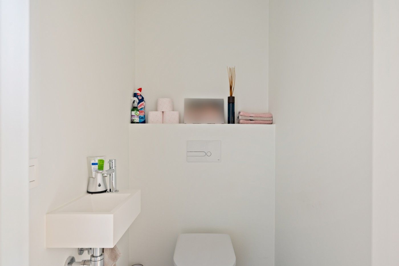 Instapklaar app. op 1ste verd. met 2 slpk., terras en autostaanplaats foto 11