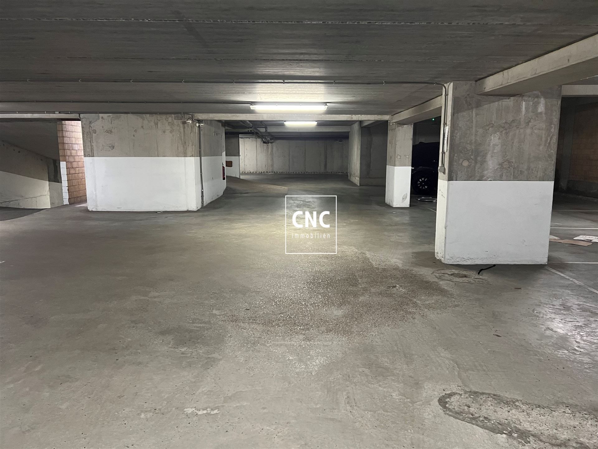 Autostandplaats in het centrum van Knokke; in de Taborastraat vlakbij de Lippenslaan. foto 5