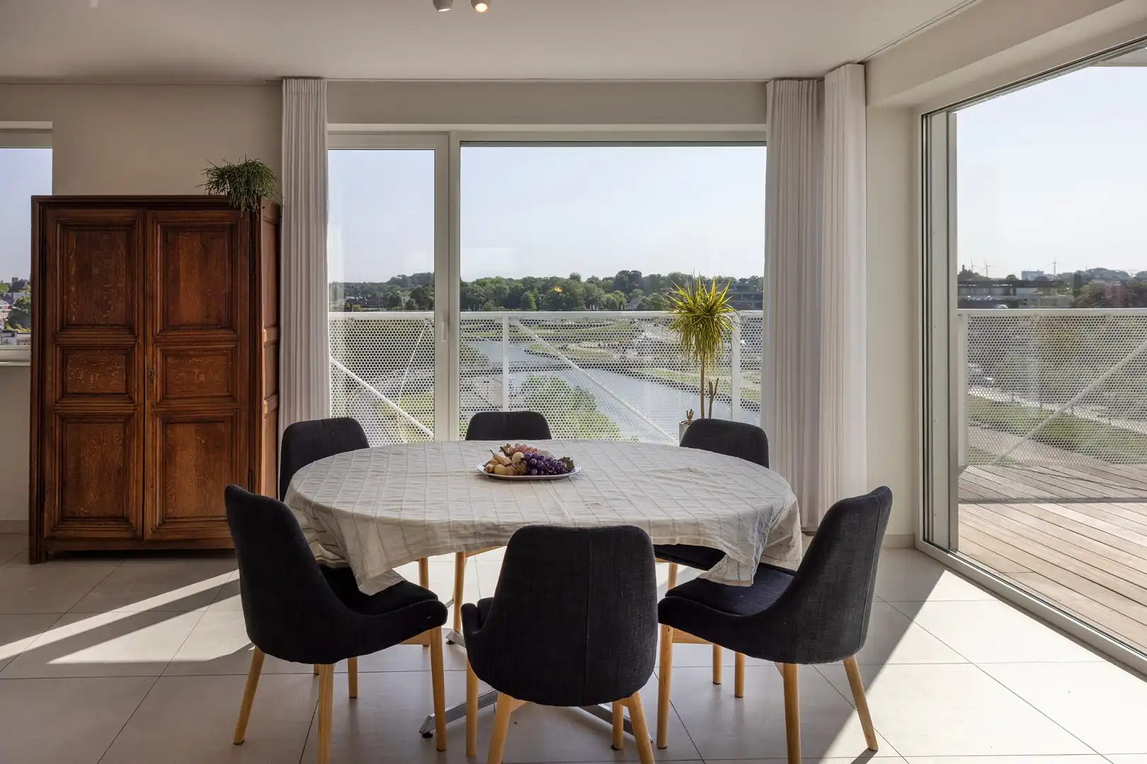 Lichtrijk wonen op de 5de verd. van een iconische woontoren. foto 5