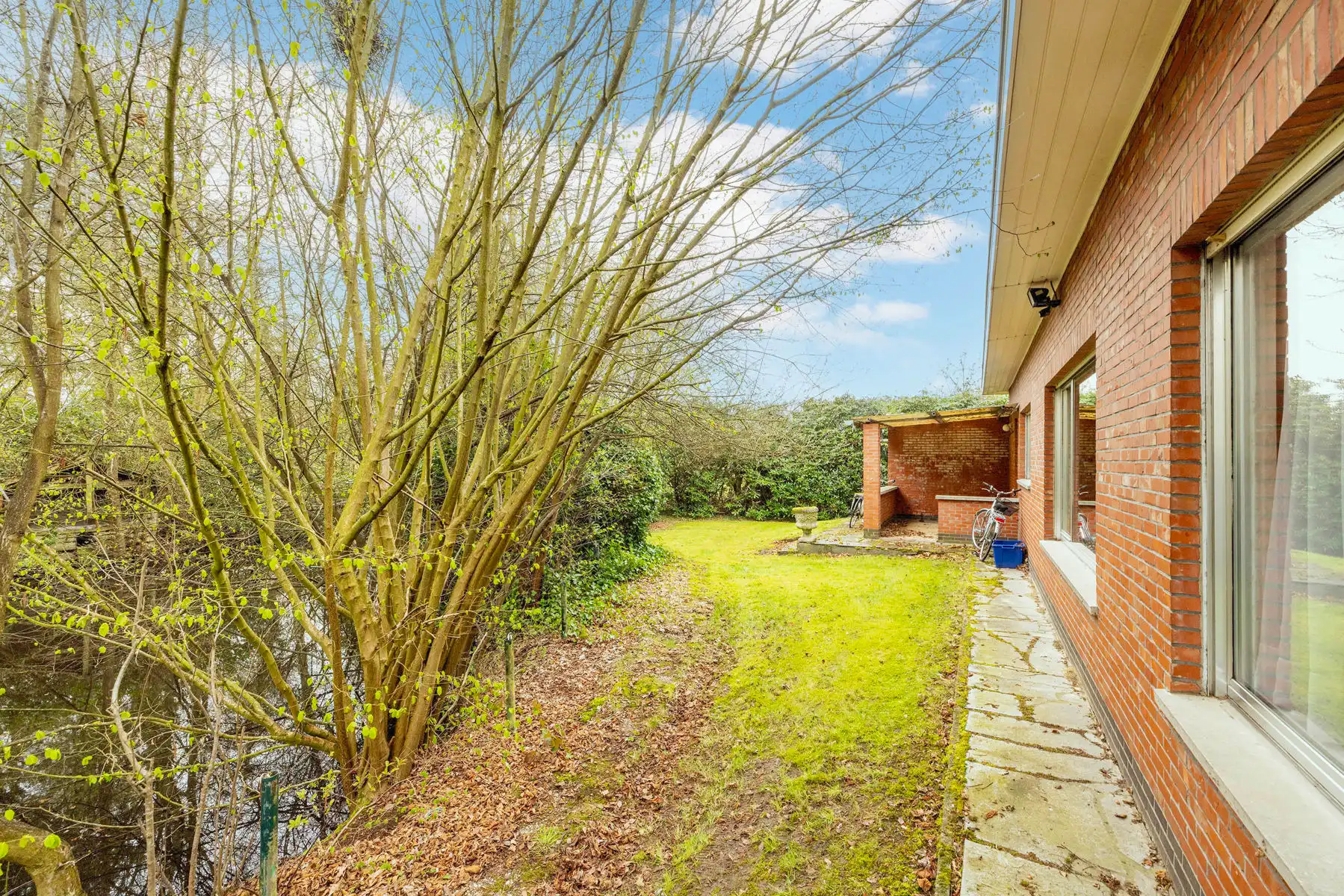 Rustig gelegen te renoveren woning met 2 slp op mooi perceel foto 15