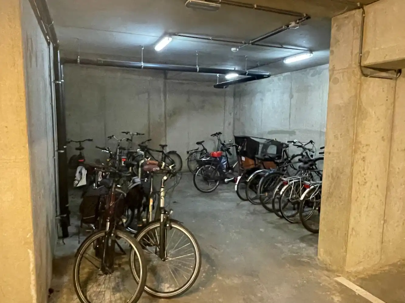 Instapklaar appartement met groot terras en inpandige parking foto 17