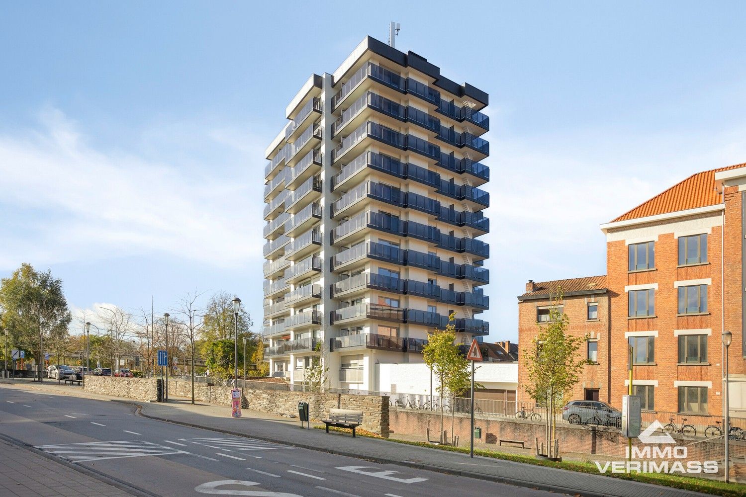 Volledig gerenoveerd tweeslaapkamer appartement inclusief garagebox en terras op toplocatie! foto {{pictureIndex}}