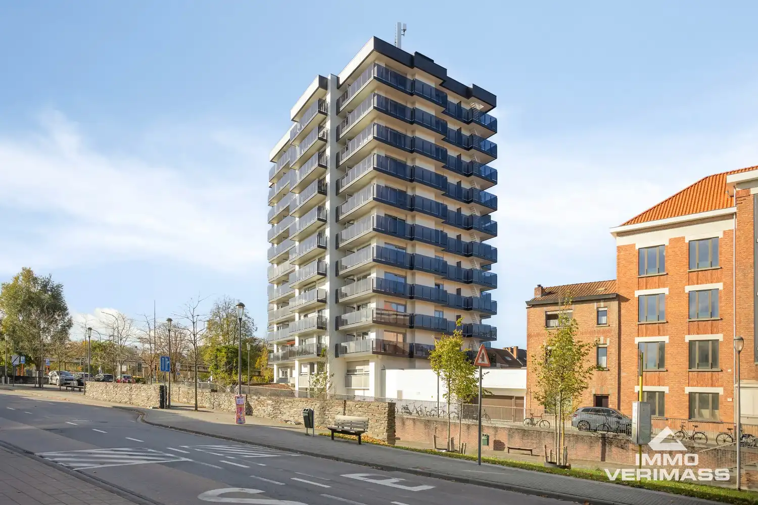 Volledig gerenoveerd tweeslaapkamer appartement inclusief garagebox en terras op toplocatie! foto {{pictureIndex}}