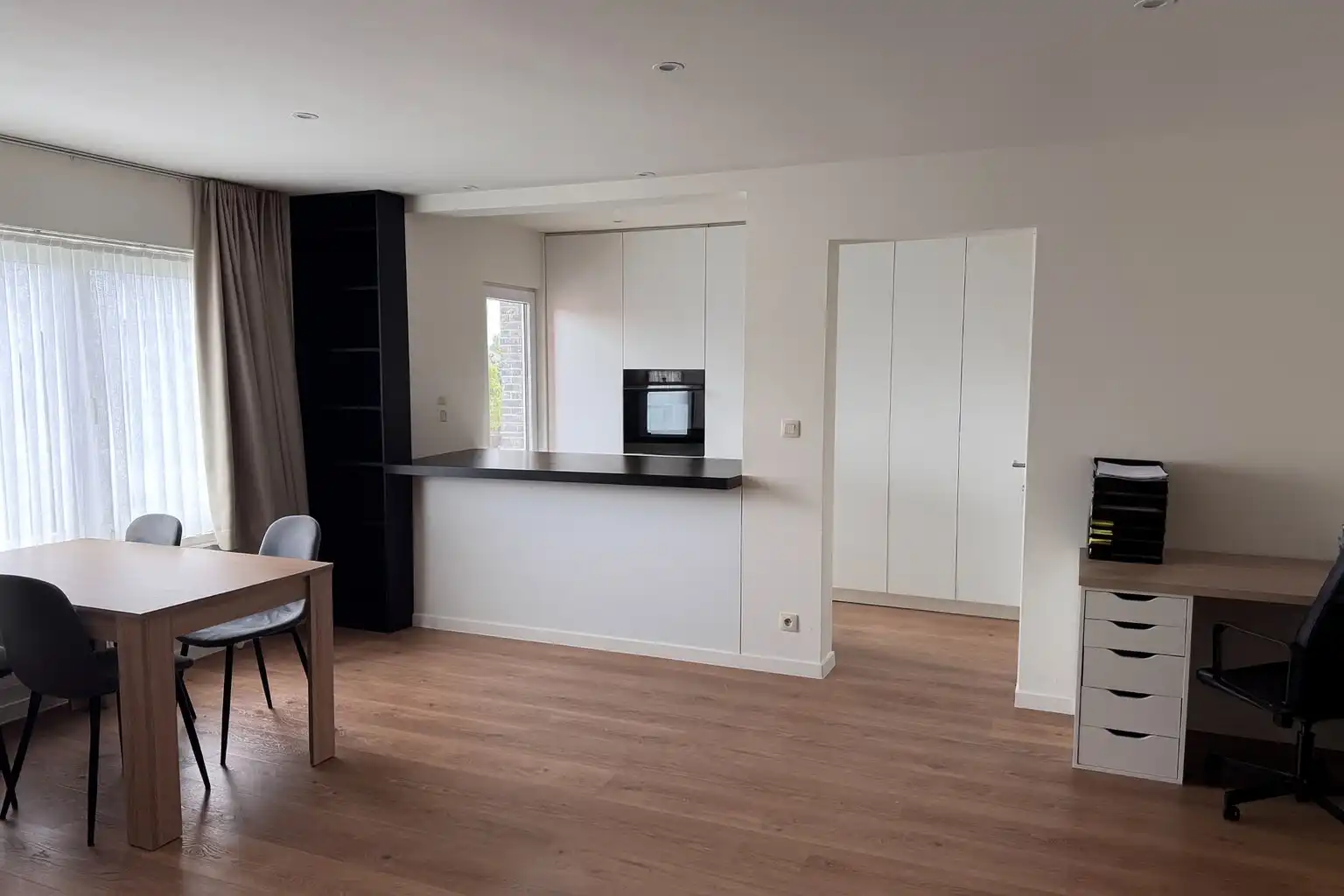 Instapklaar appartement met terras en garage in Destelbergen foto {{pictureIndex}}