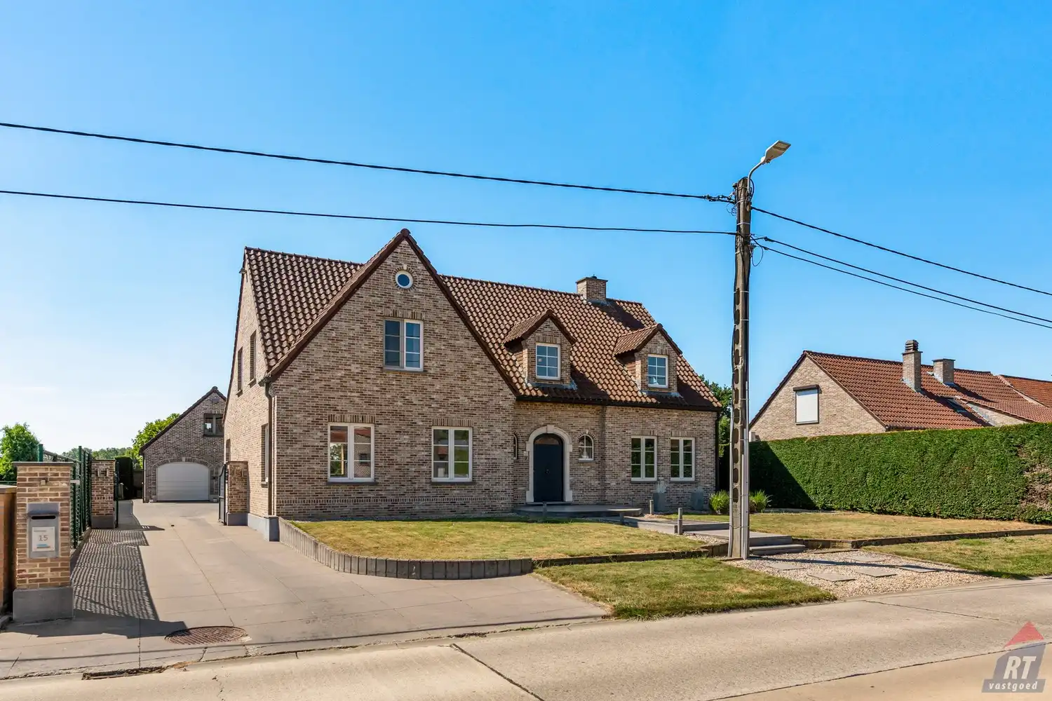 Zeer ruime, instapklare gezinswoning met  4 tot 5 slaapkamers foto {{pictureIndex}}