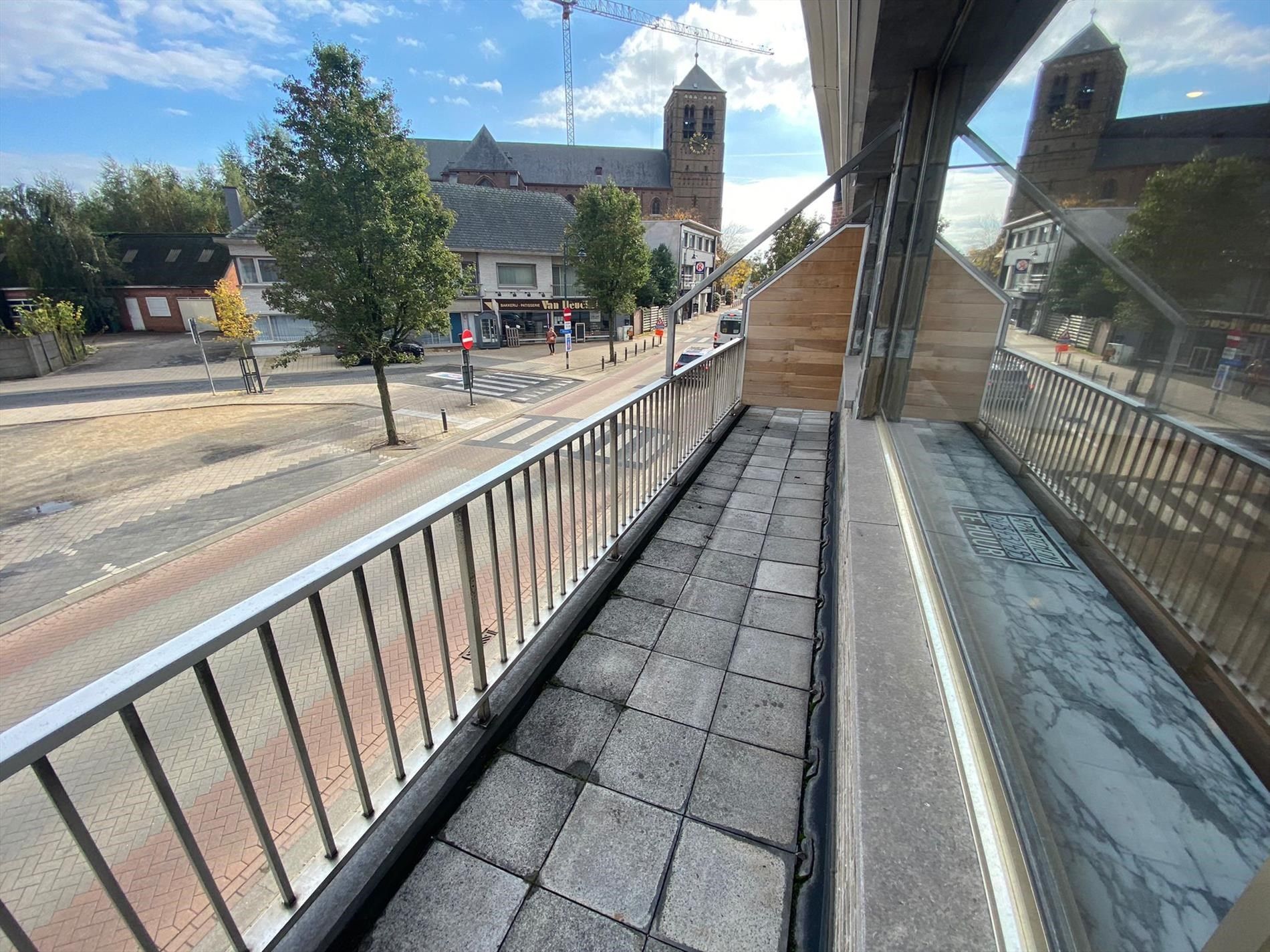 Gerenoveerd duplex appartement met 3 slpks in het centrum van Balen! foto 4