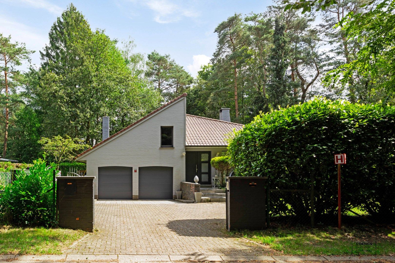 Instapklare woning met 4 slpks, een bew opp van 247 m² en zonnige tuin op een TOPligging te Zoersel. foto 1