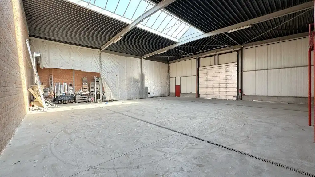 Magazijn met kantoren te huur vlakbij A12 in Wilrijk foto 4