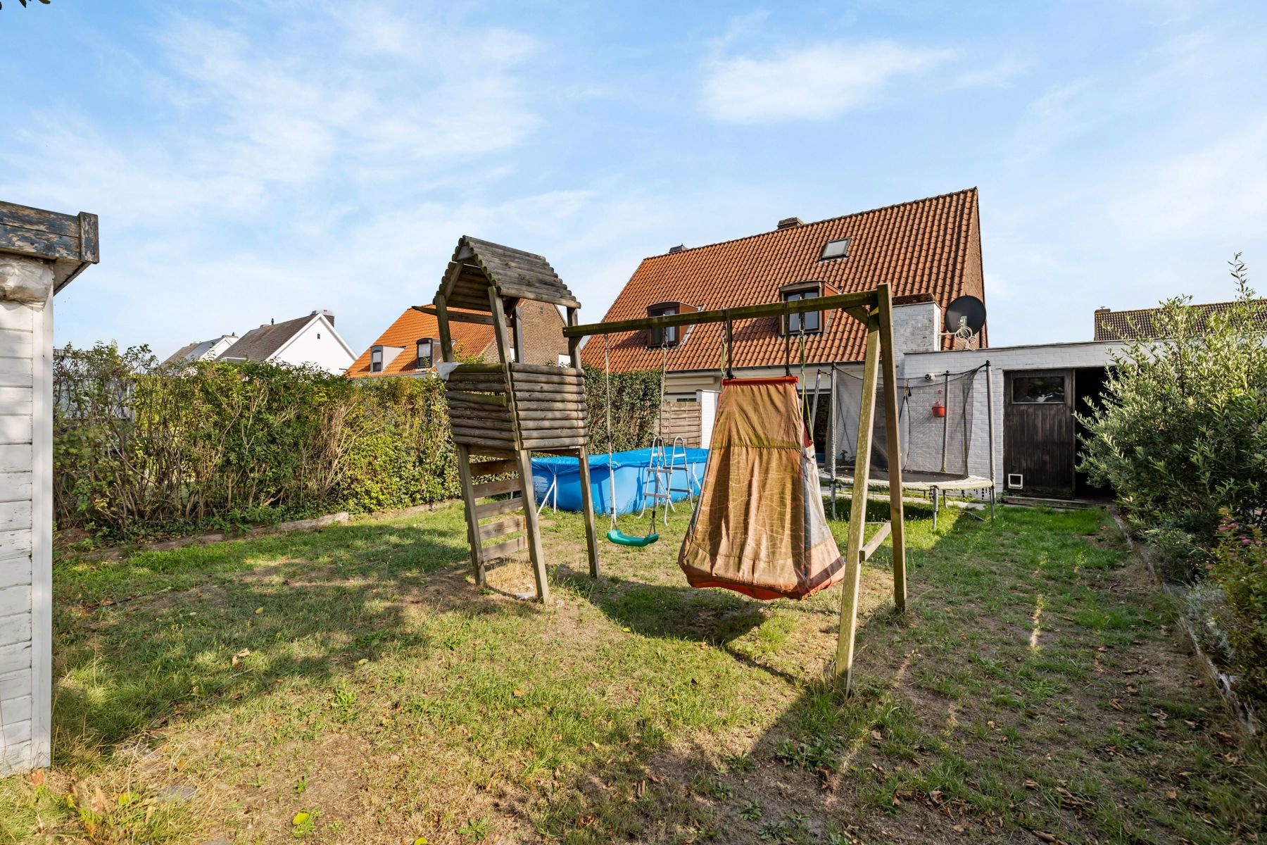 Halfopen bebouwing in residentiële wijk met 4 slaapkamers foto 17