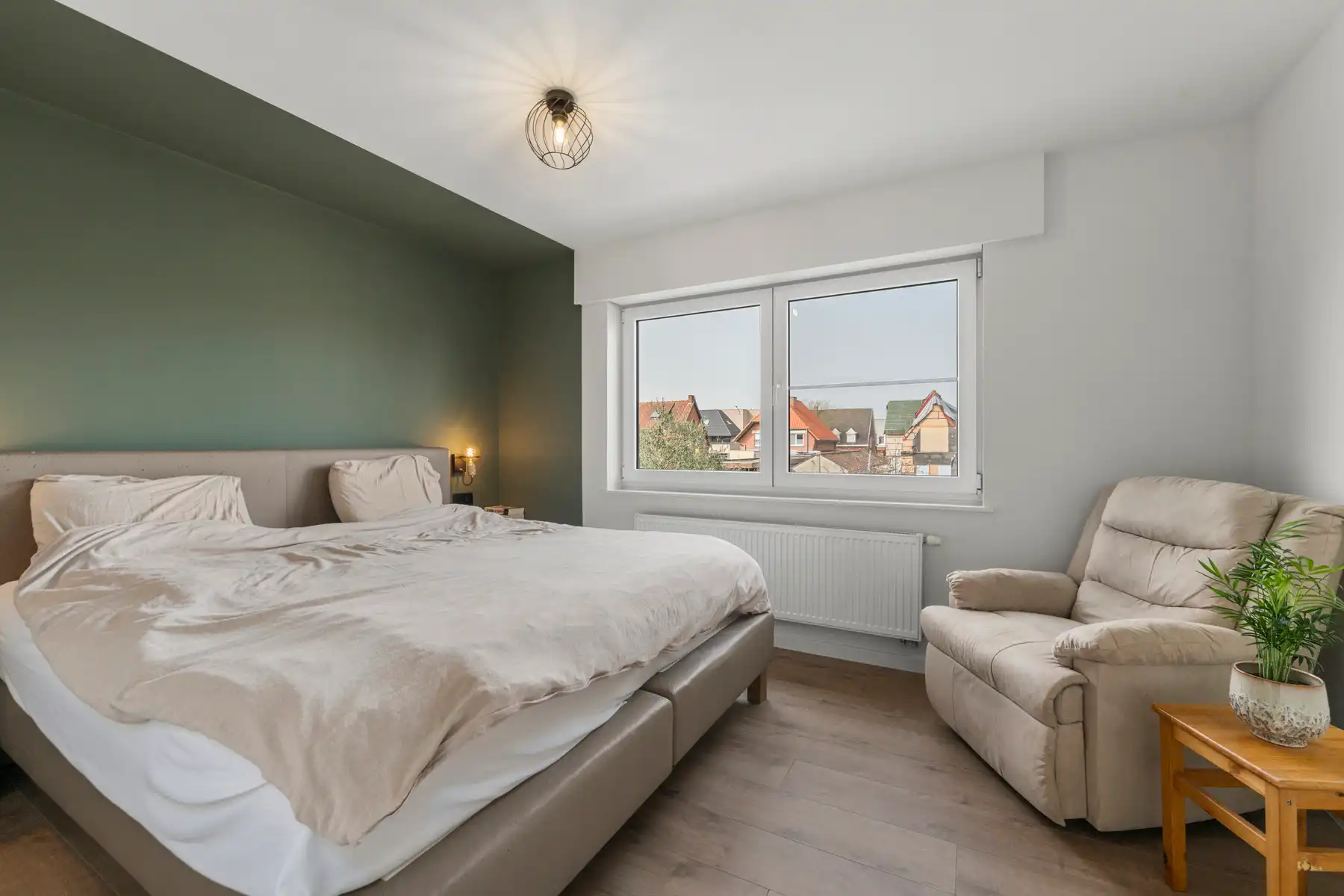 Gerenoveerde woning met 4 slaapkamers en 2 badkamers foto 18