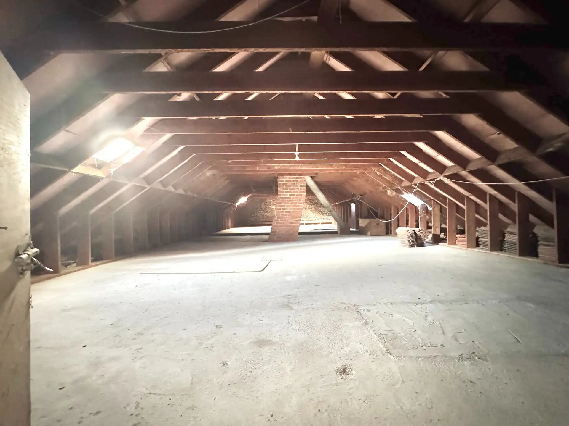 MAGAZIJN MET TWEEWOONST - 1.052 M² foto 8