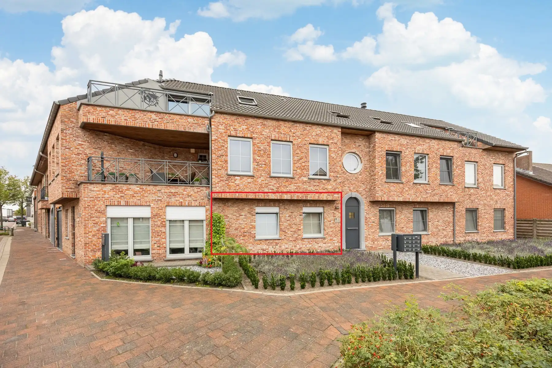 Gelijkvloers appartement met 2 slaapkamers, tuin en autostaanplaats.  foto 2