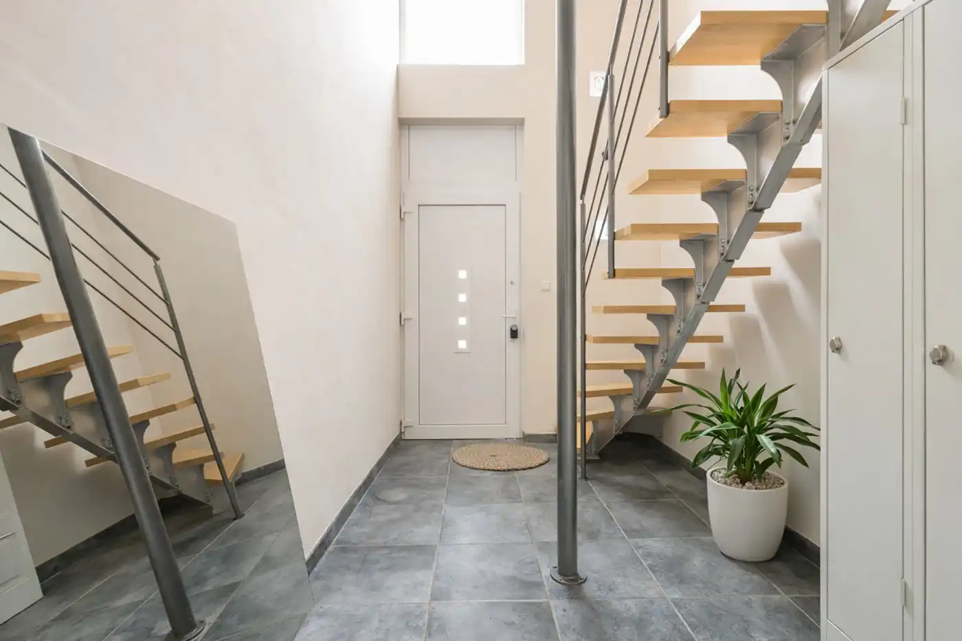 Praktijkruimte/winkel met bovenliggend duplex-appartement in het centrum van Berendrecht foto 3