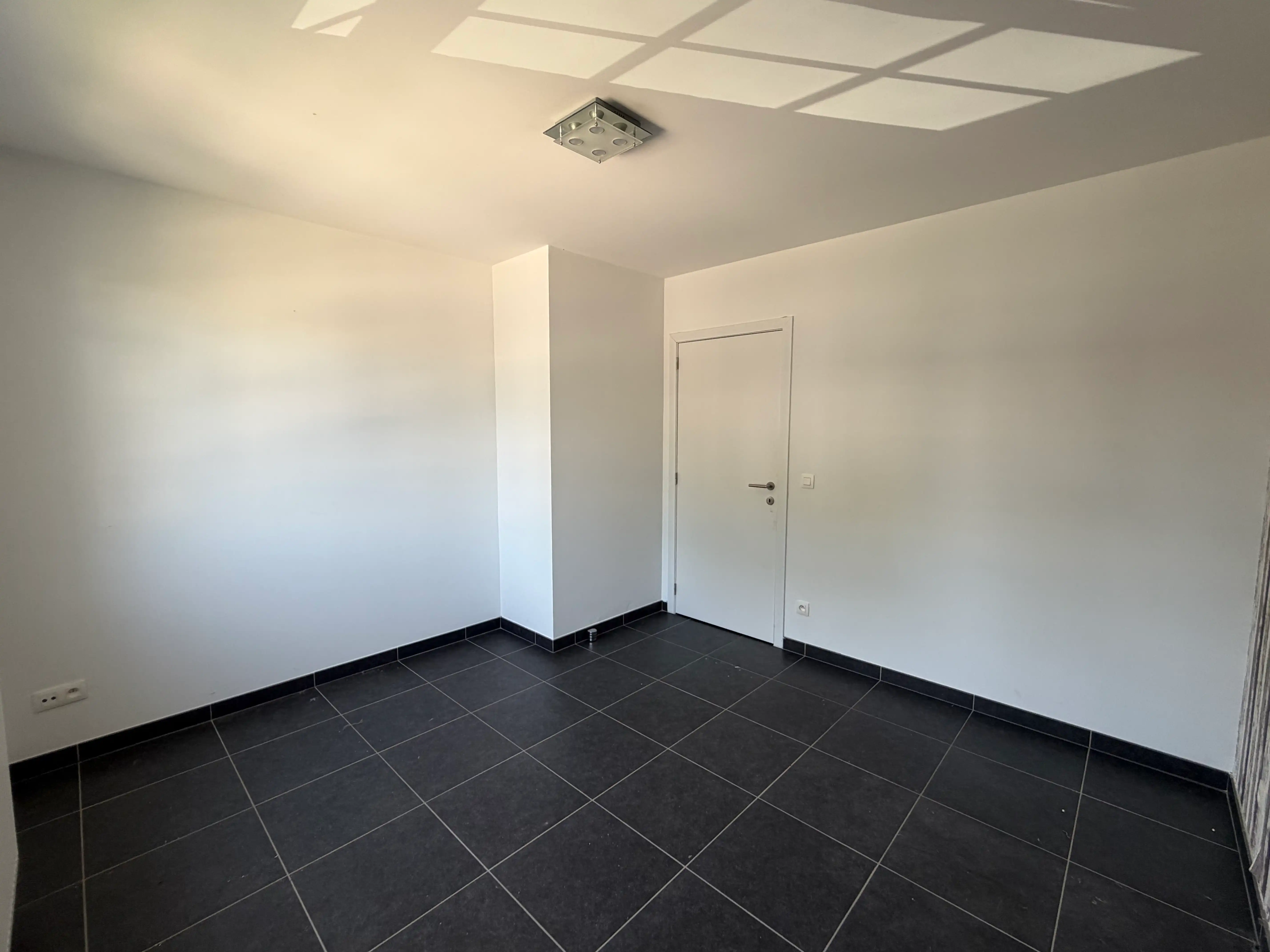 Ruim appartement met vier slpks, terras en autostaanplaats foto 19