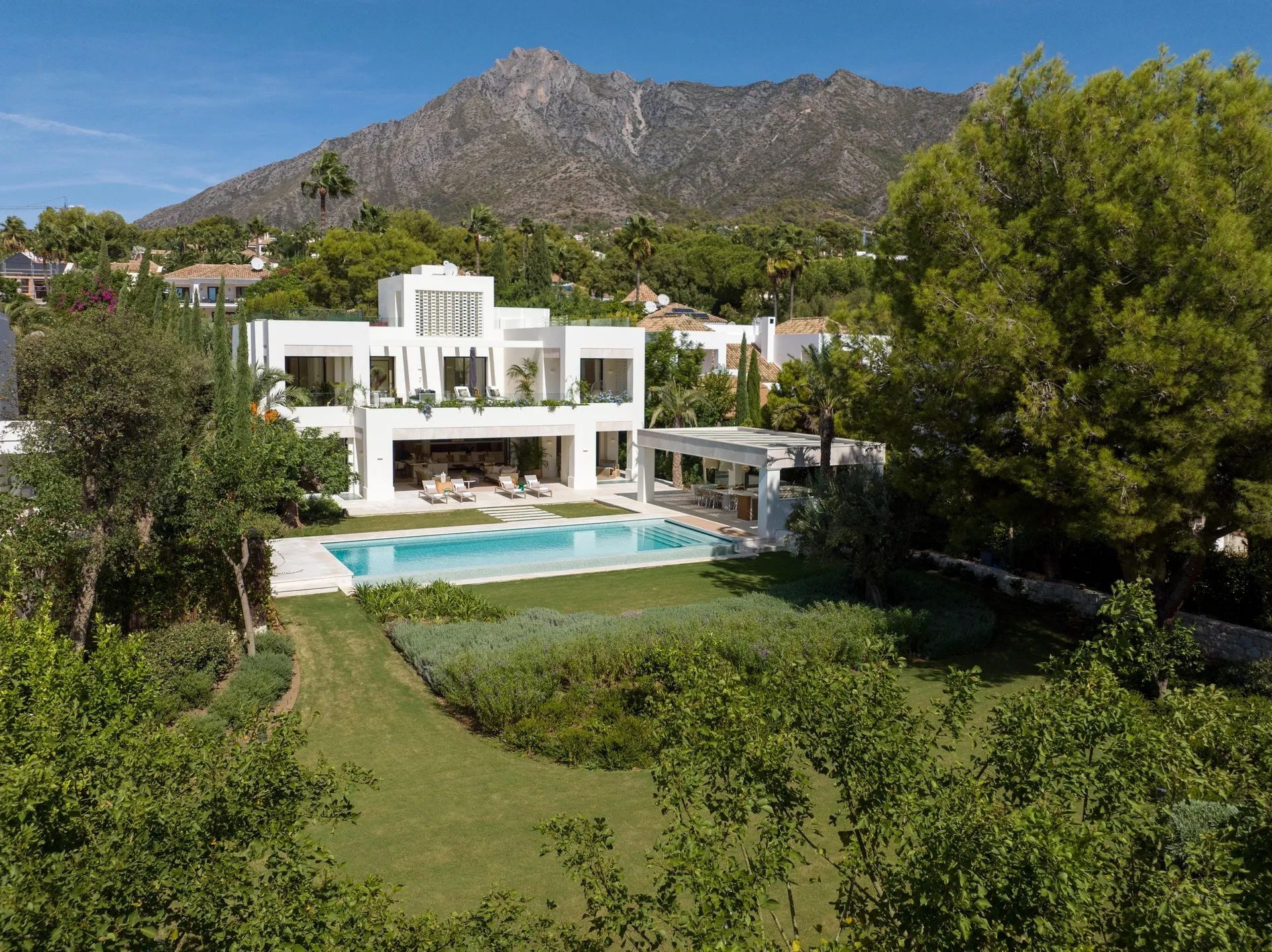 Ultieme luxe in Marbella: exclusieve villa met prachtige tuinen en privézwembad aan de Golden Mile foto {{pictureIndex}}