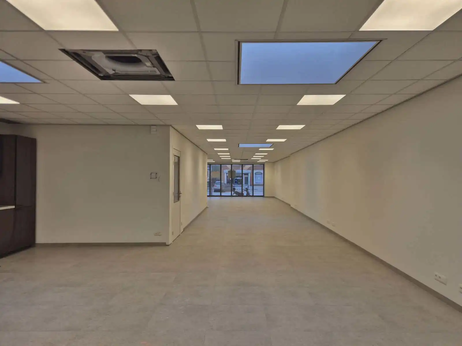 Nieuwbouw handelsgelijkvloers op het Dorp in Serskamp foto 9