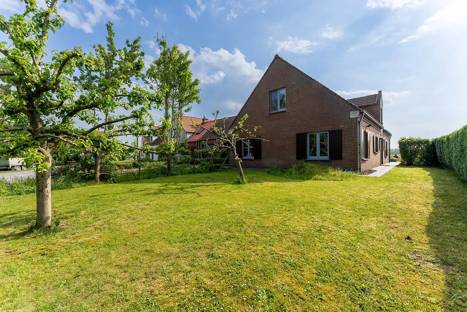 Zeer ruime woning op een perceel van 1000m² met dubbele garage in het landelijke Houtave. foto 3