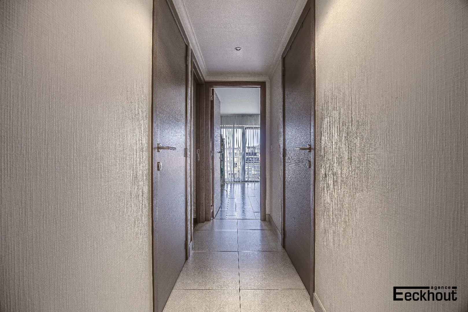 Verzorgd en modern appartement met zonnig terras foto 13