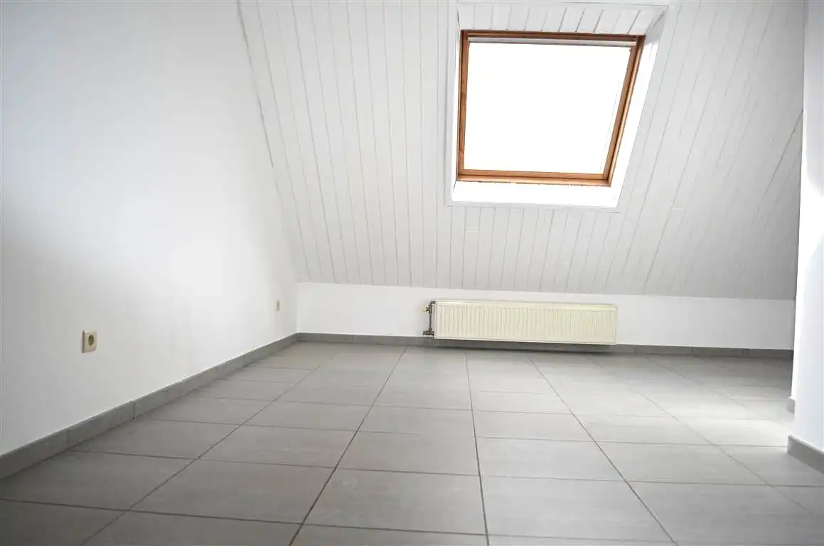 Ruim appartement van bouwjaar 2004 met twee slaapkamers, ondergrondse autostaanplaats en kelder. foto 11