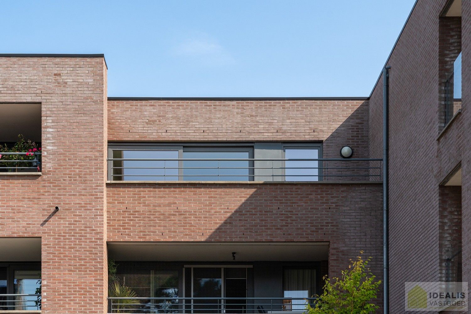 IDEALIS VASTGOED - INSTAPKLAAR APPARTEMENT MET 2 SLAAPKAMERS, AANGENAME LEEFRUIMTE MET AANSLUITEND TERRAS, ONDERGRONDSE PARKEERPLAATS EN BERGRUIMTE. Zeer geschikt voor kandidaten op zoek naar betaalbare woonruimte in nieuwstaat vlak bij de stadskern van Bree! foto 3