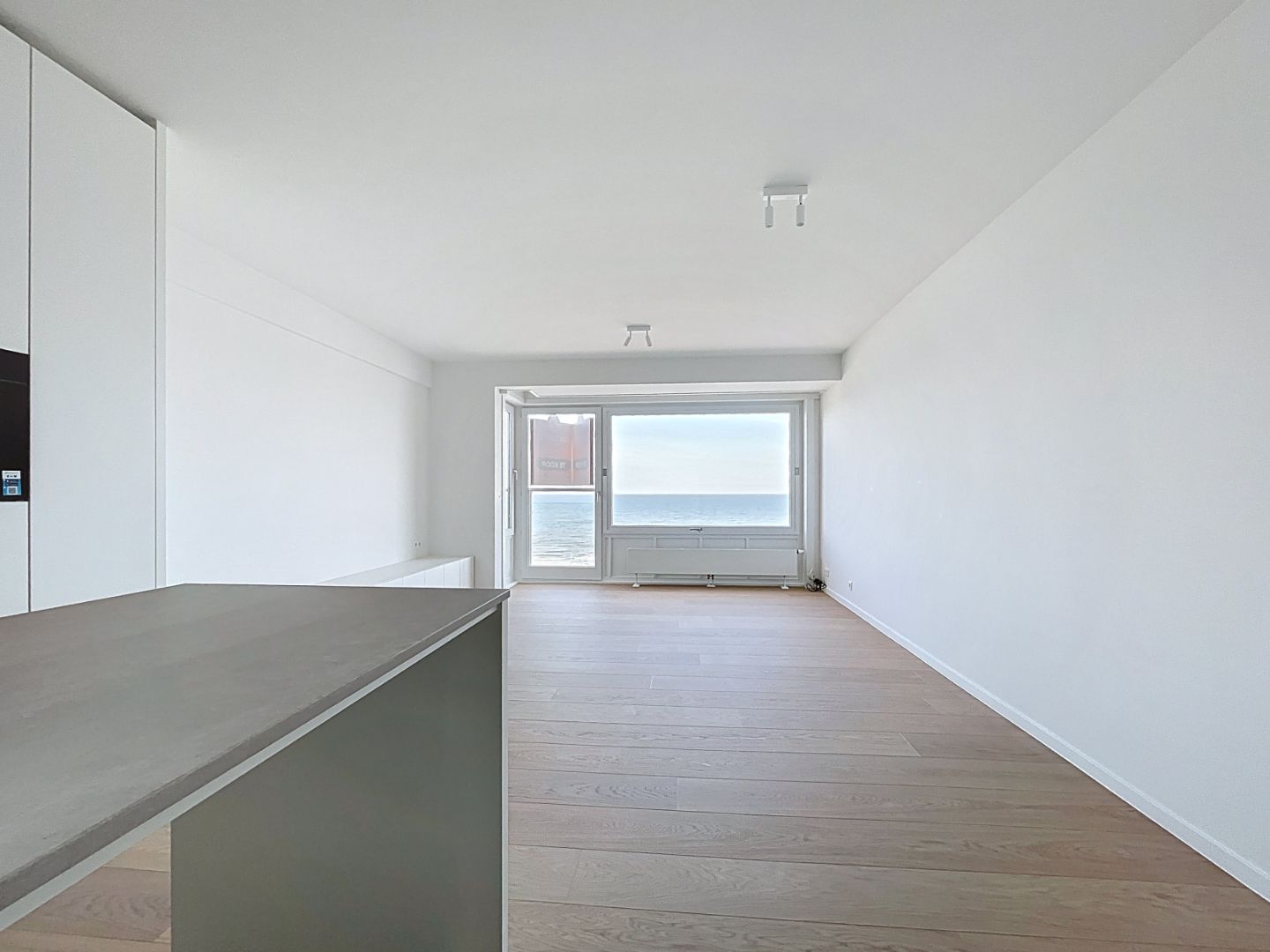 Gerenoveerd  twee slaapkamer appartement met frontaal zeezicht én centrale ligging foto 3