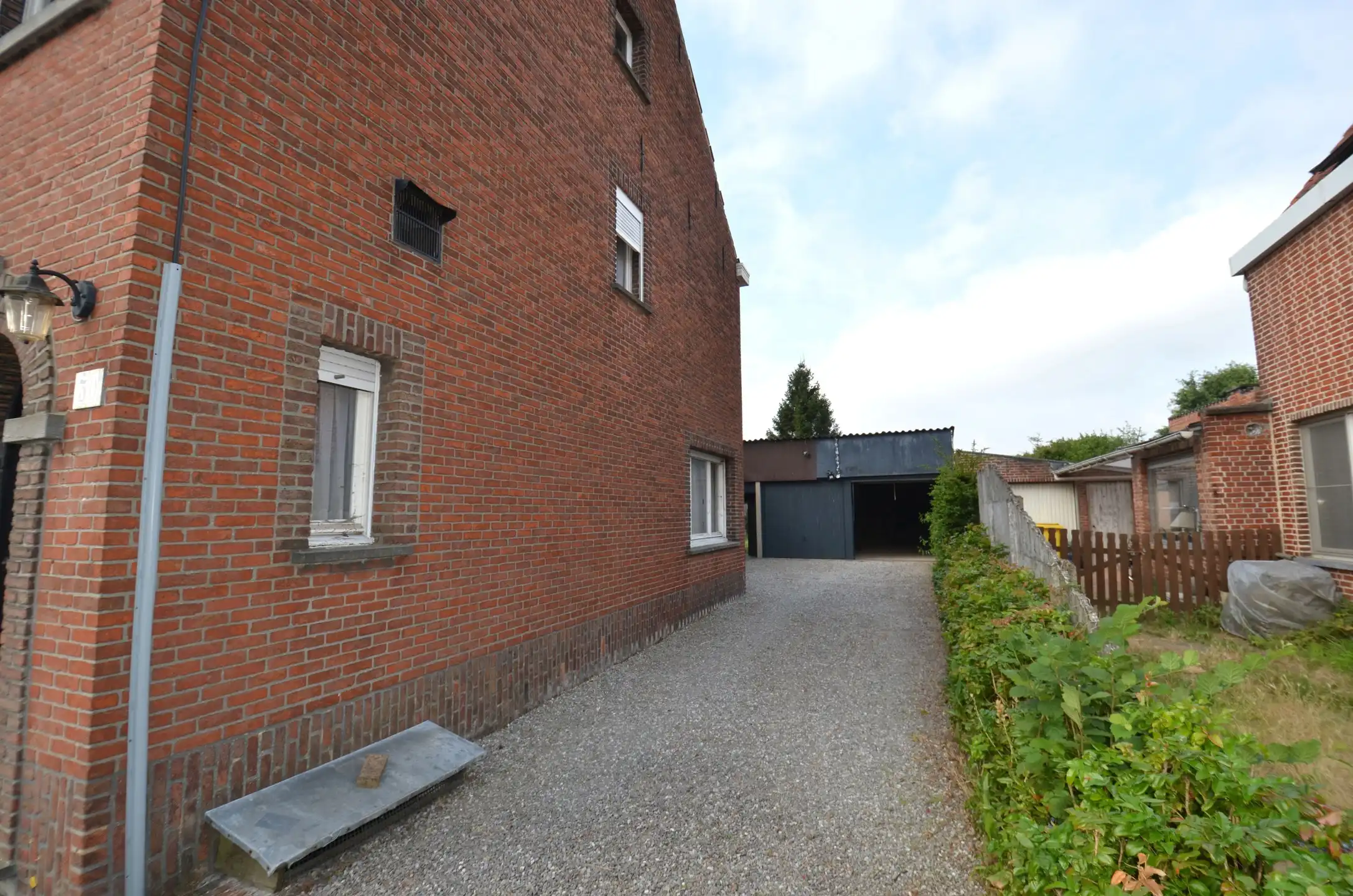 Te renoveren halfopen bebouwing met tuin en ruime garage foto 2