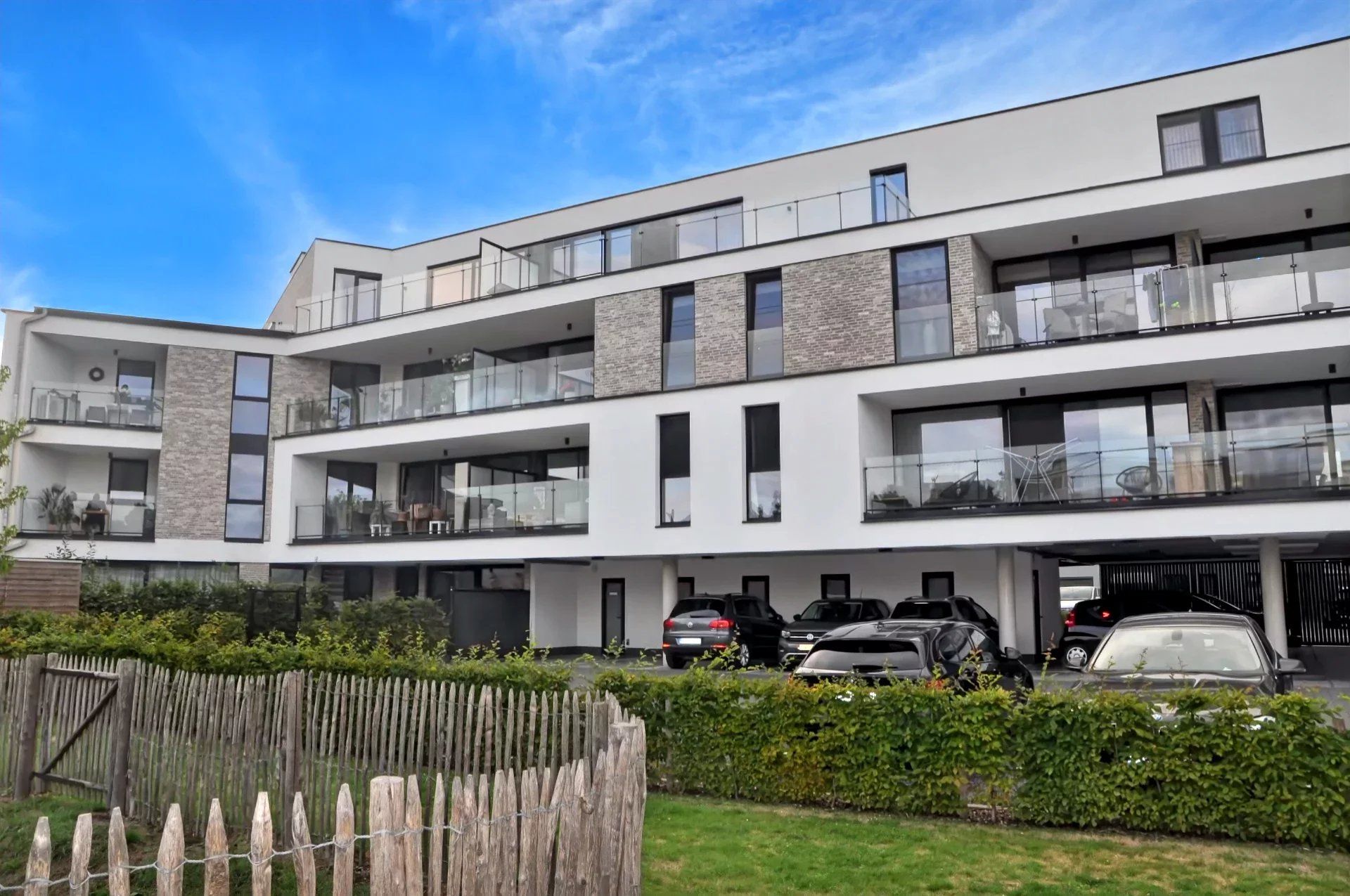UNIEK EN ZEER KWALITATIEF PENTHOUSE MET TWEE SLPK'S EN TWEE TERRASSEN NABIJ CENTRUM TONGEREN foto {{pictureIndex}}