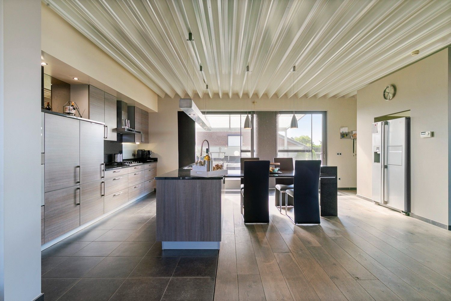 Handelsruimte met luxe duplex-appartement en verhuurde loodsen op het industrieterrein in Lanaken foto 28