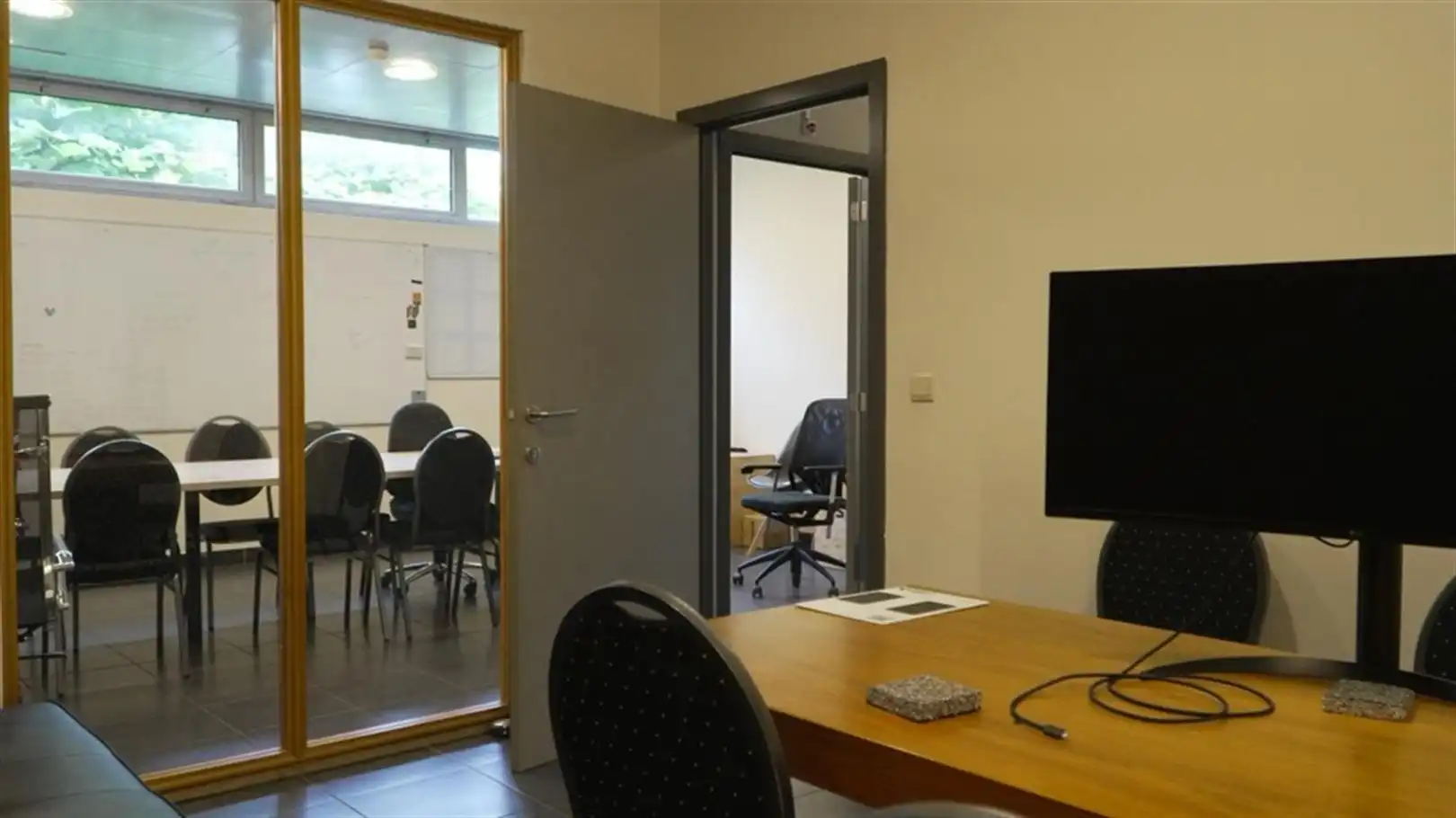 Magazijn met kantoren op toplocatie in Zwijnaarde foto 22