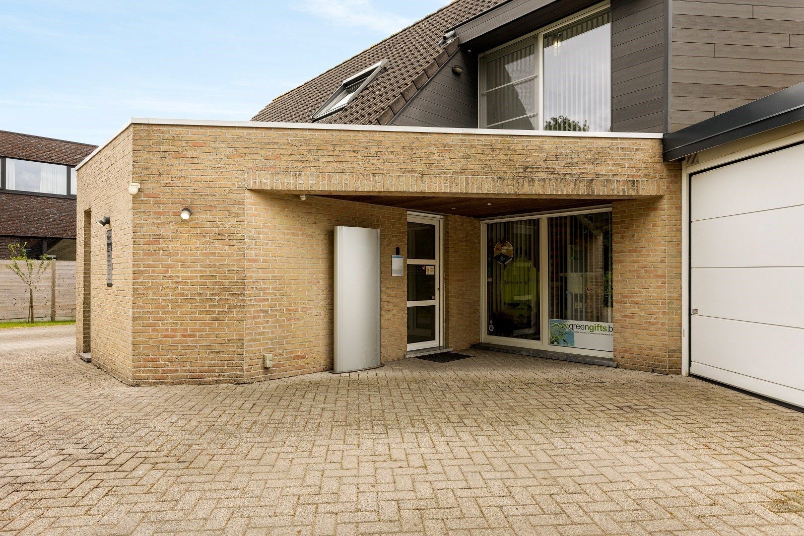 KANTOOR/PRAKTIJK + WOONST MET TUIN EN ZWEMBAD foto 2