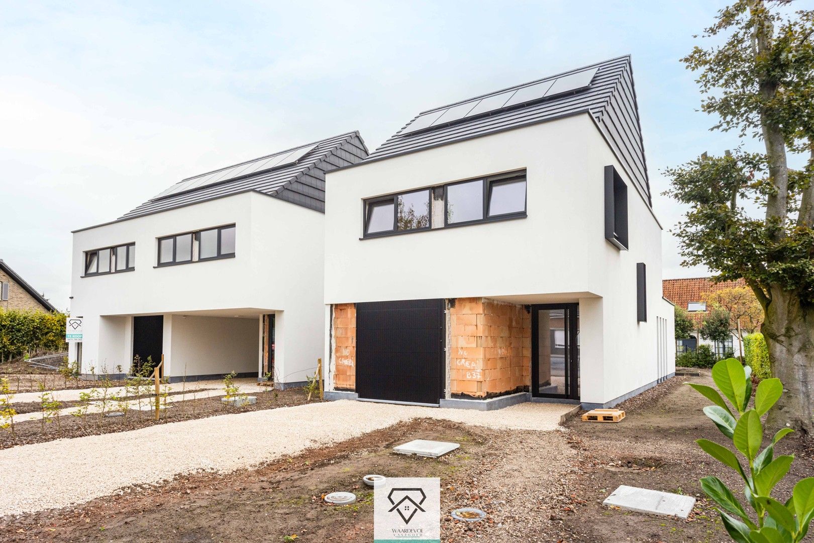 Moderne bijna energie neutrale nieuwbouw  met drie ruime slaapkamers, groene tuin en garage foto {{pictureIndex}}