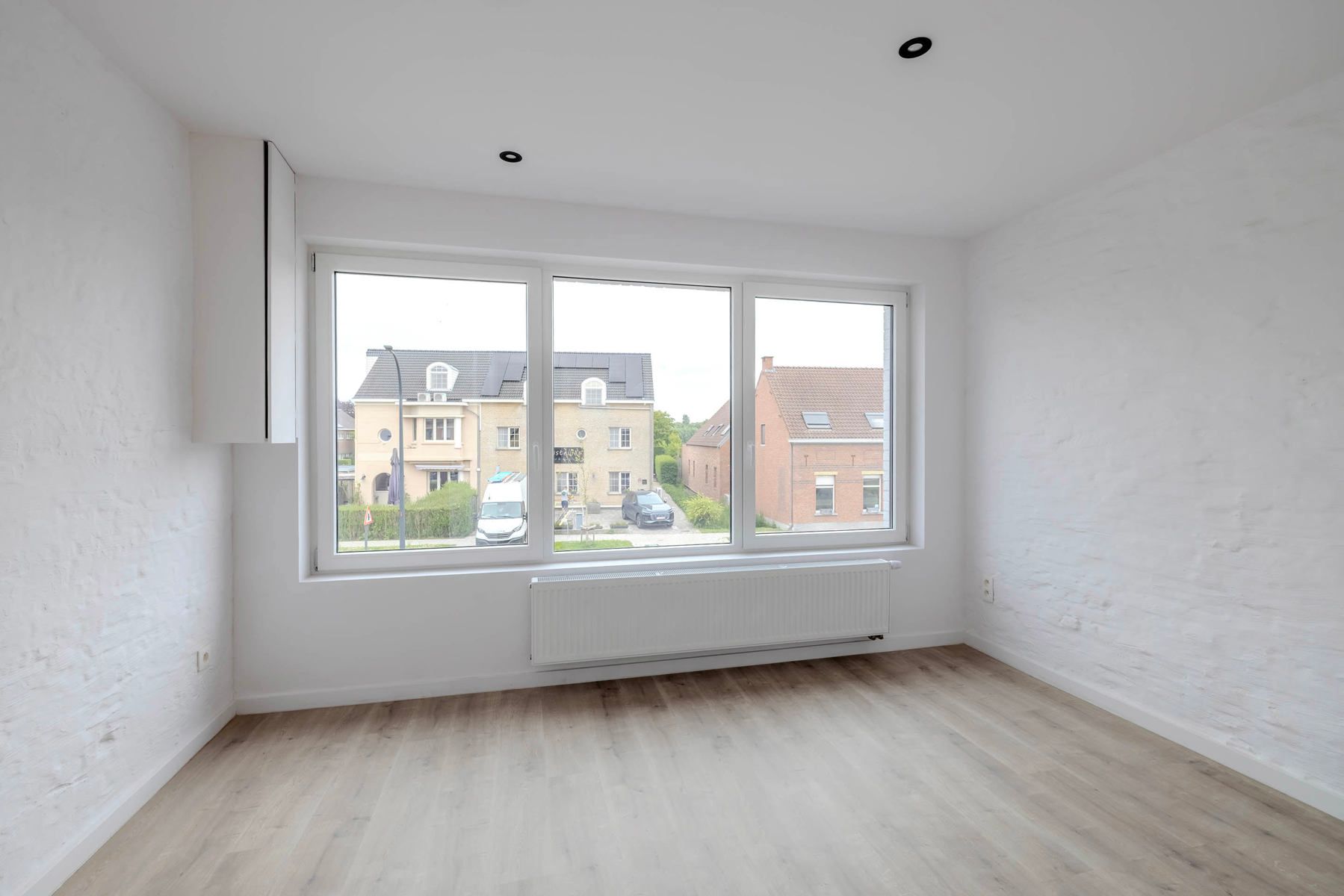 Gerenoveerde woning met 3 slpk, tuin en parking foto 13