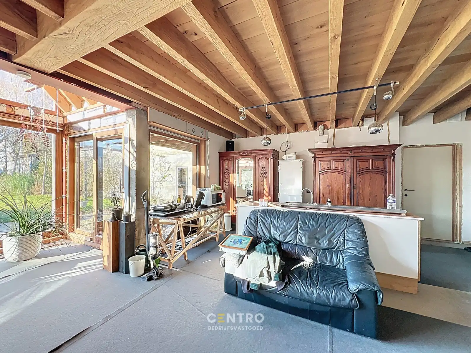 Zeldzame opportuniteit: LOODS/ATELIER 516 m² + ruime ALLEENSTAANDE woning 250 m² op rustig bedrijventerrein vlakbij Roeselare (EPC: A) ! foto 18